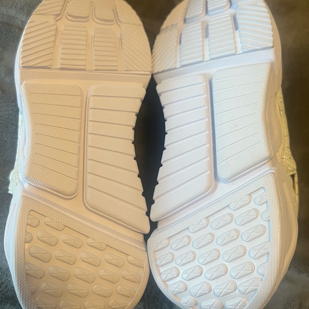 Fabletics Redondo Performance Sneaker - Picture 12 of 14